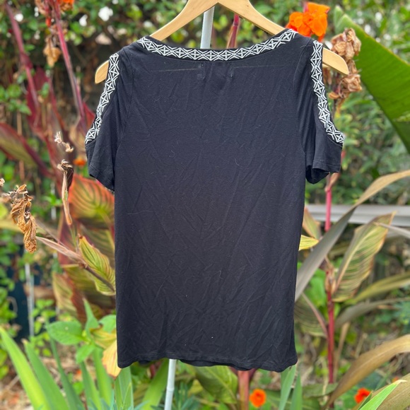 Liz Claiborne Black Cold Shoulder Top with White Embroidery Size Small - Picture 2 of 8
